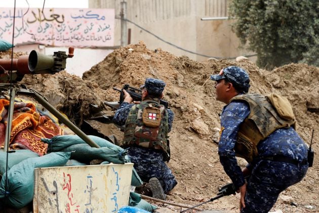 Miembros de la policia federal iraqui se enfrenta a fuerzas del Estado Islámica en el oeste de Mosul (1 de mayo de 2017)