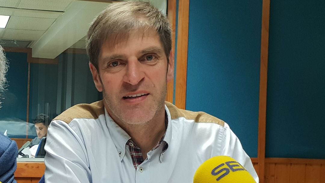 Enrique Conde en los estudios de Radio Santander