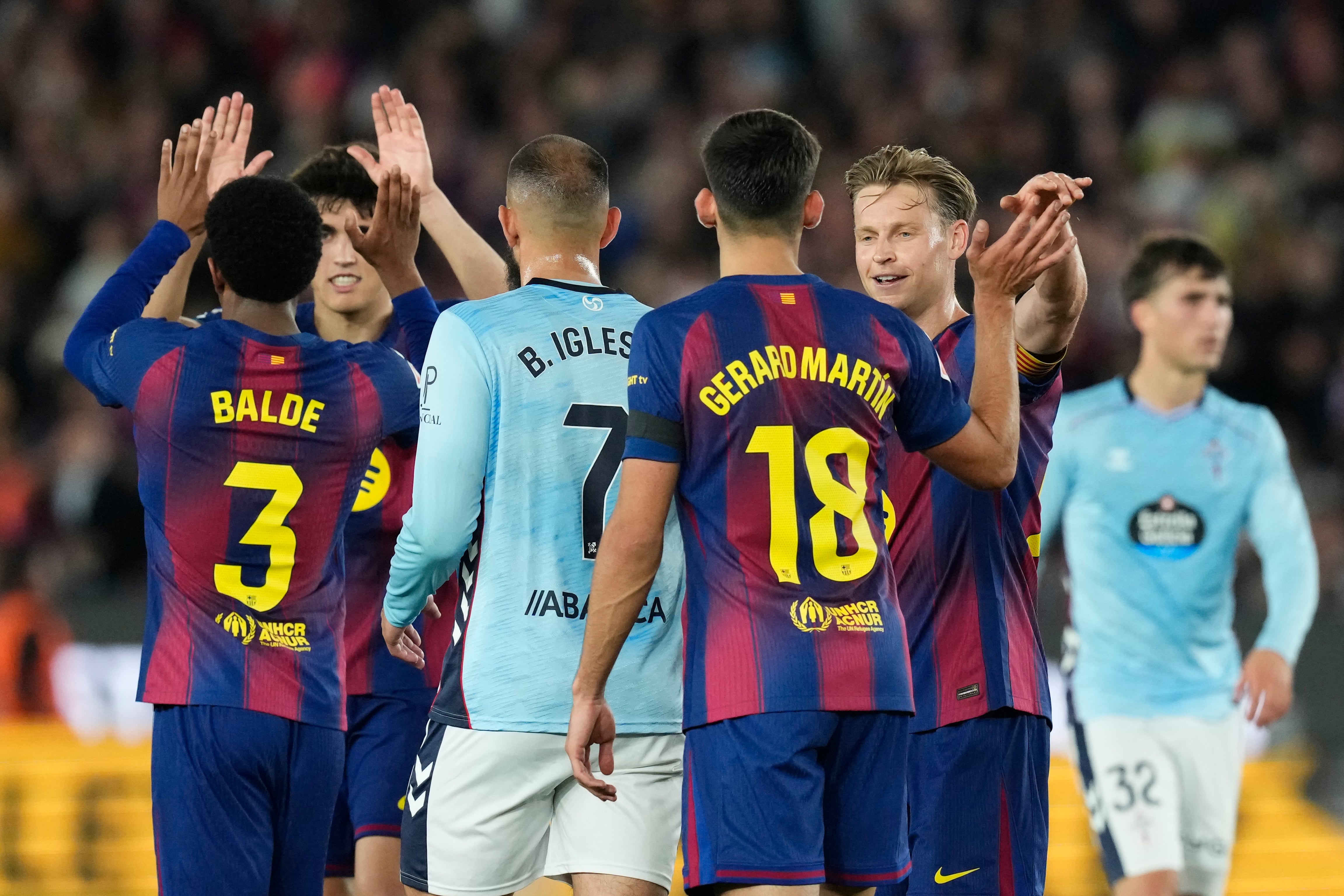 SAN SEBASTIÁN, 22/04/2026.- Jugadores del Barcelona celebran la victoria, al término del partido de la jornada 33 de LaLiga que FC Barcelona y Celta de Vigo han disputado este miércoles en el Camp Nou. EFE/Enric Fontcuberta