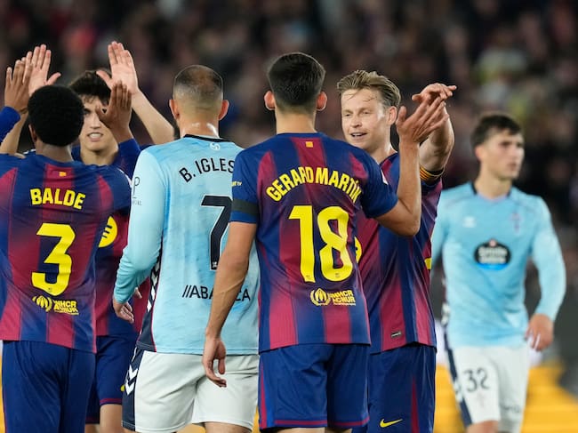 SAN SEBASTIÁN, 22/04/2026.- Jugadores del Barcelona celebran la victoria, al término del partido de la jornada 33 de LaLiga que FC Barcelona y Celta de Vigo han disputado este miércoles en el Camp Nou. EFE/Enric Fontcuberta
