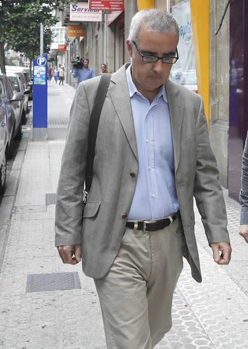 El padre de la niña fallecida en Santiago, Alfonso Basterra, antes del funeral celebrado la pasada tarde del martes en Santiago de Compostela