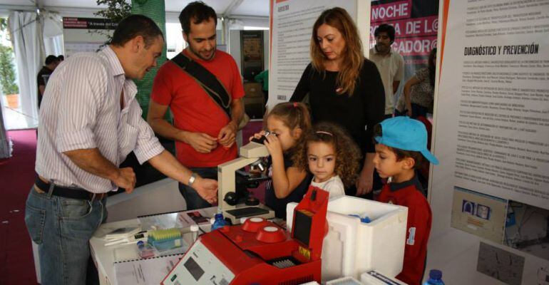 Un grupo de niños participa en una actividad de la Noche Europea de los Investigadores.