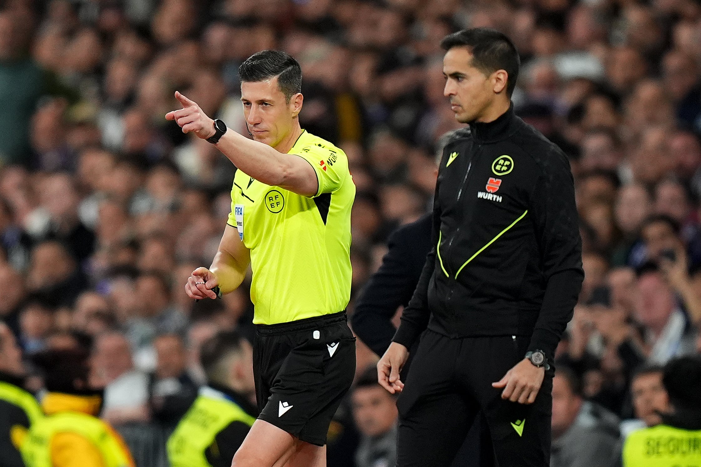 El colegiado César Soto Grado señala penalti en el último derbi madrileño tras revisar el VAR