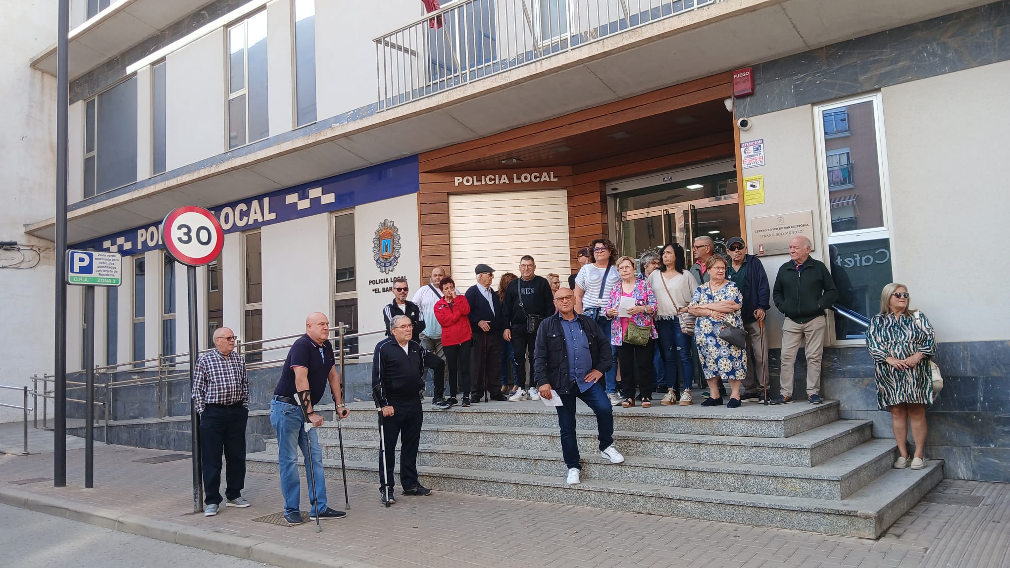 Vecinos del barrio de San Cristóbal y San Diego en la puerta del Centro Cívico Francisco Méndez