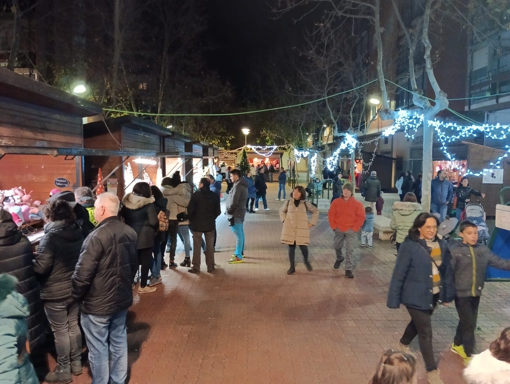 La Plaza Obispo acosta, que acogió el mercadillo de navidad este puente, es una de las zonas peatonales donde se estrechará la vigilancia para que no estacionen vehículos