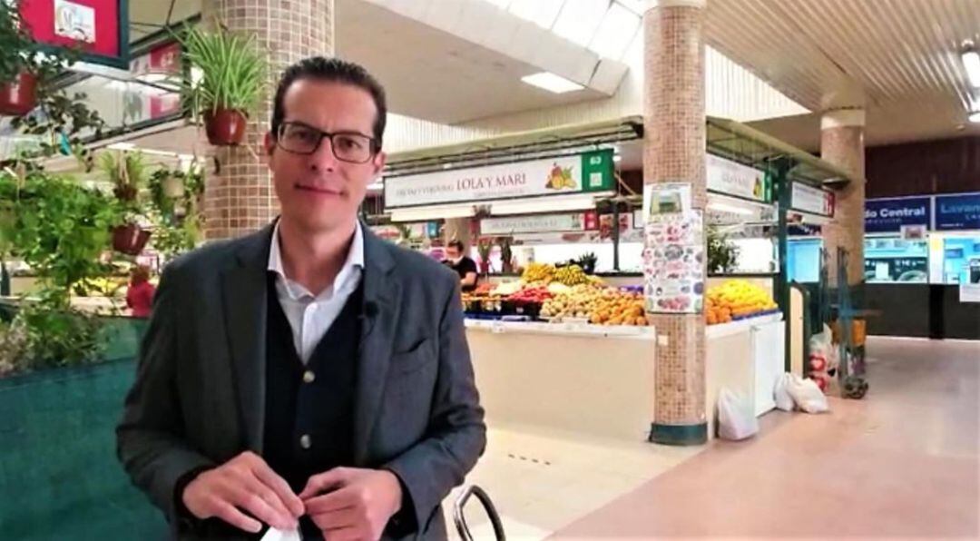 Rubén Alfaro, alcalde de Elda en el mercado