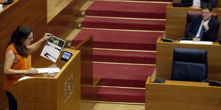 La portavoz de Compromís en Les Corts, Mònica Oltra, muestra el &quot;pacto del Bótanico&quot; durante su intervención en el pleno de Les Corts Valencianes para la investidura de Ximo Puig (d) como president de la Generalitat que tiene lugar a lo largo del día de hoy.