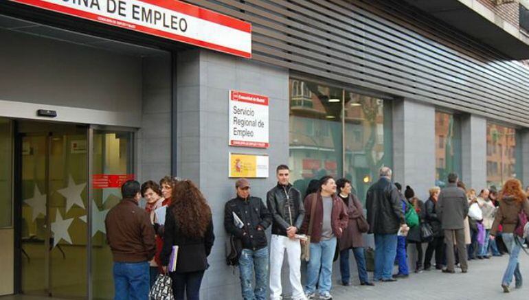 Desempleados aguardan turno en una oficina del INEM