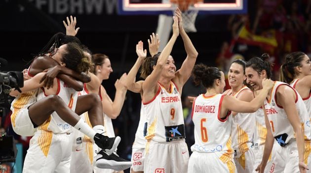 Las jugadoras españolas celebran el bronce ante Canada