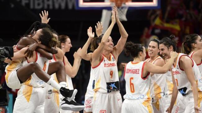 Las jugadoras españolas celebran el bronce ante Canada