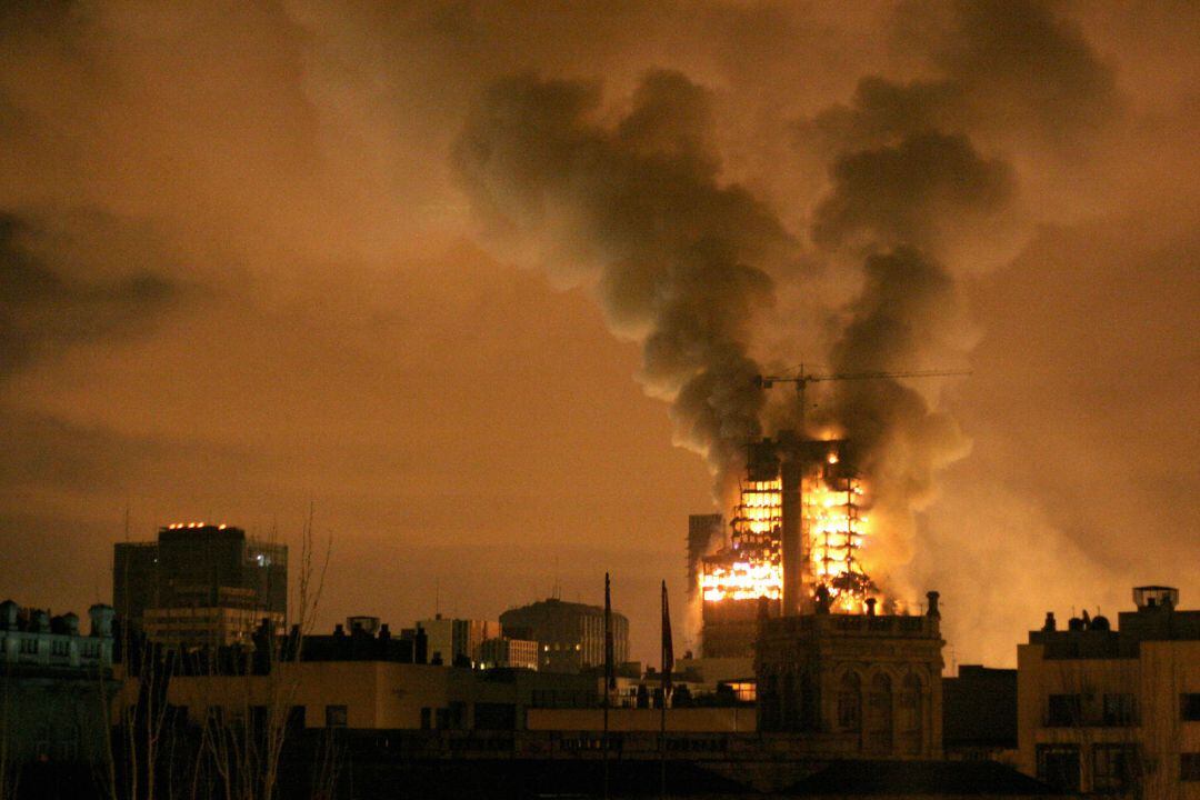 El edificio Windor ardiendo en la noche del 13 de febrero de 2005