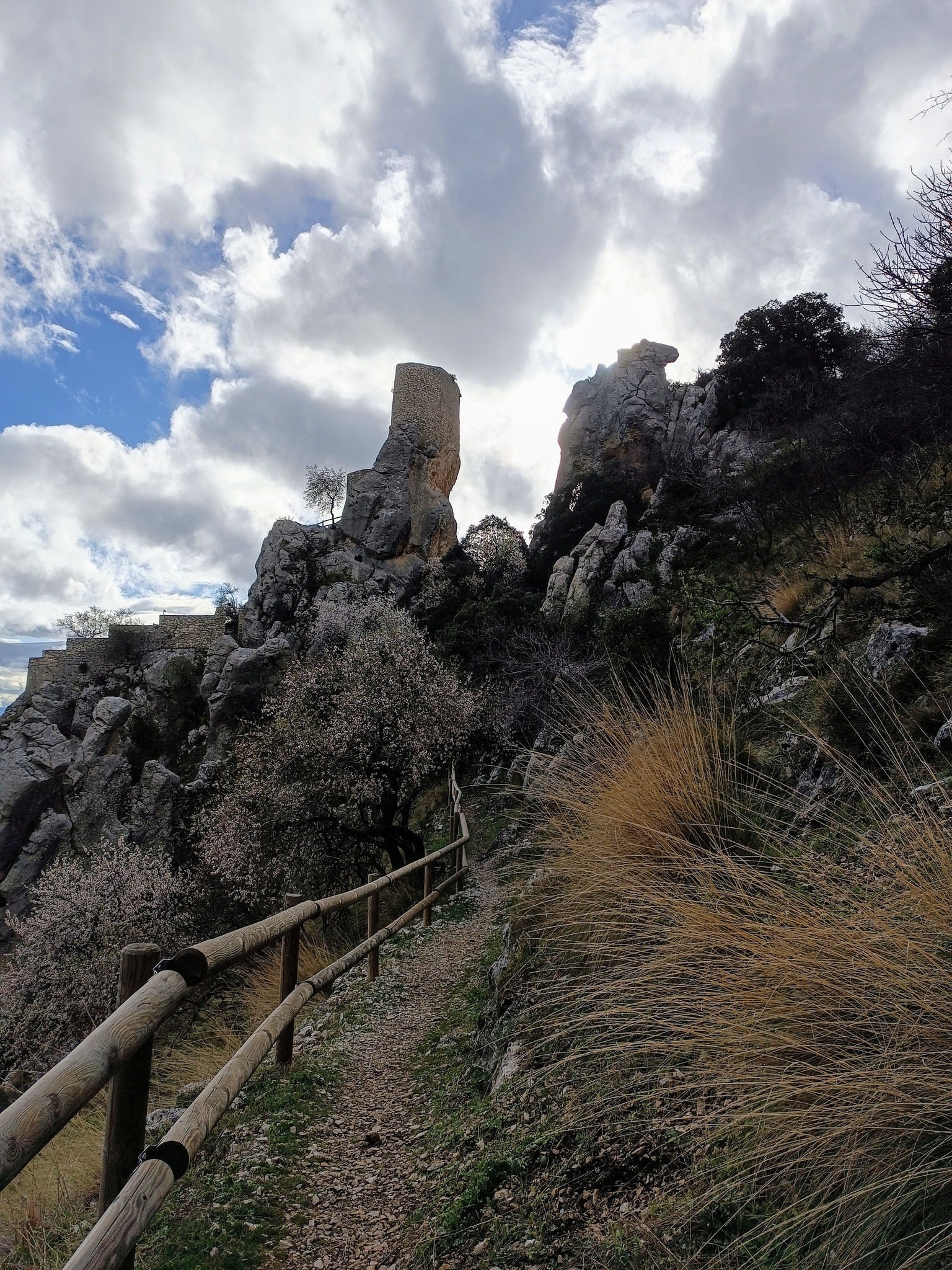 Acceso al castillo de Albanchez de Mágina