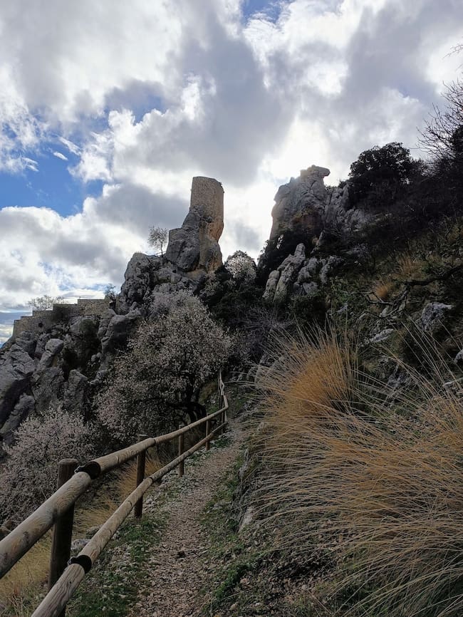 Acceso al castillo de Albanchez de Mágina