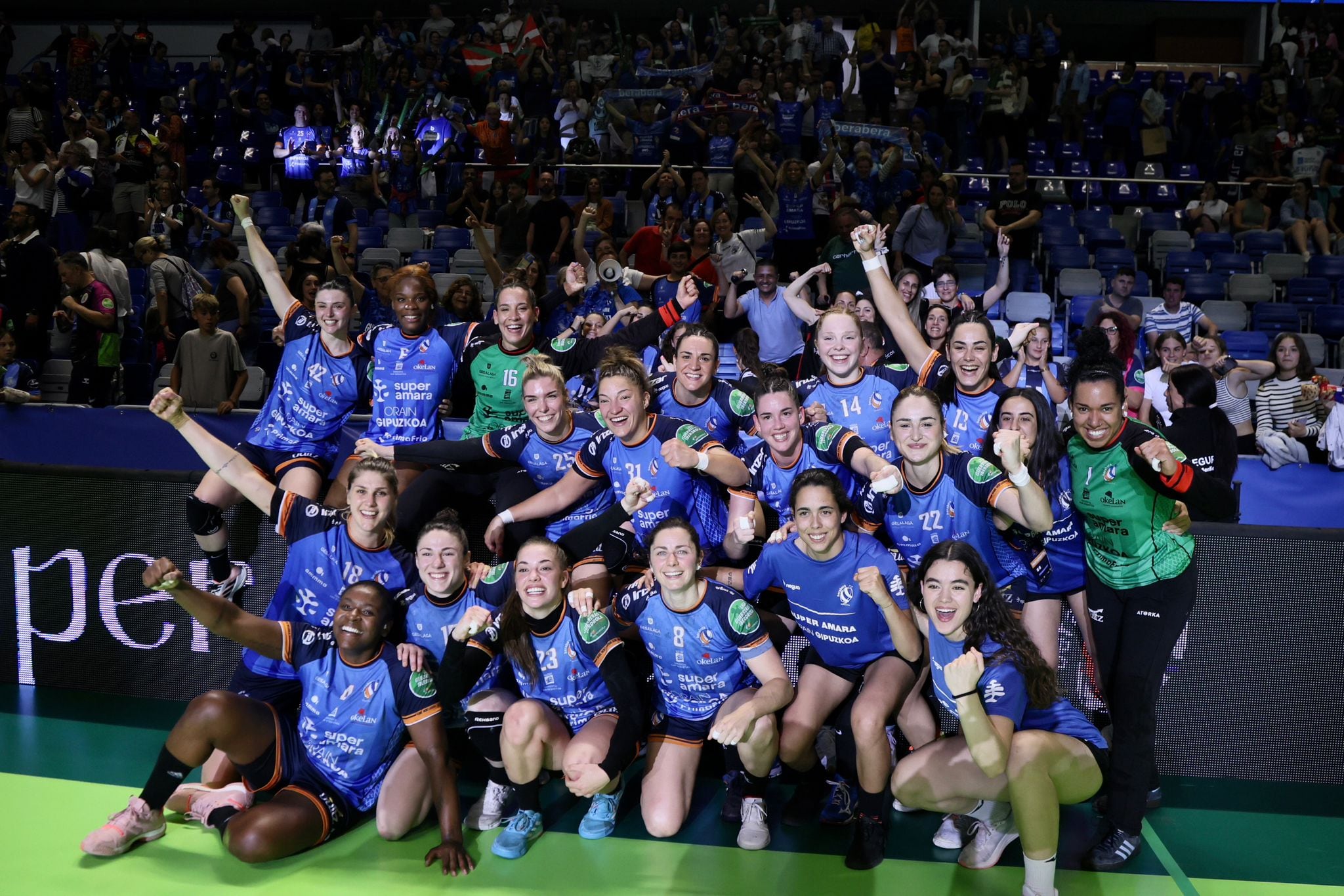 Las jugadoras del Bera Bera celebran su triunfo.