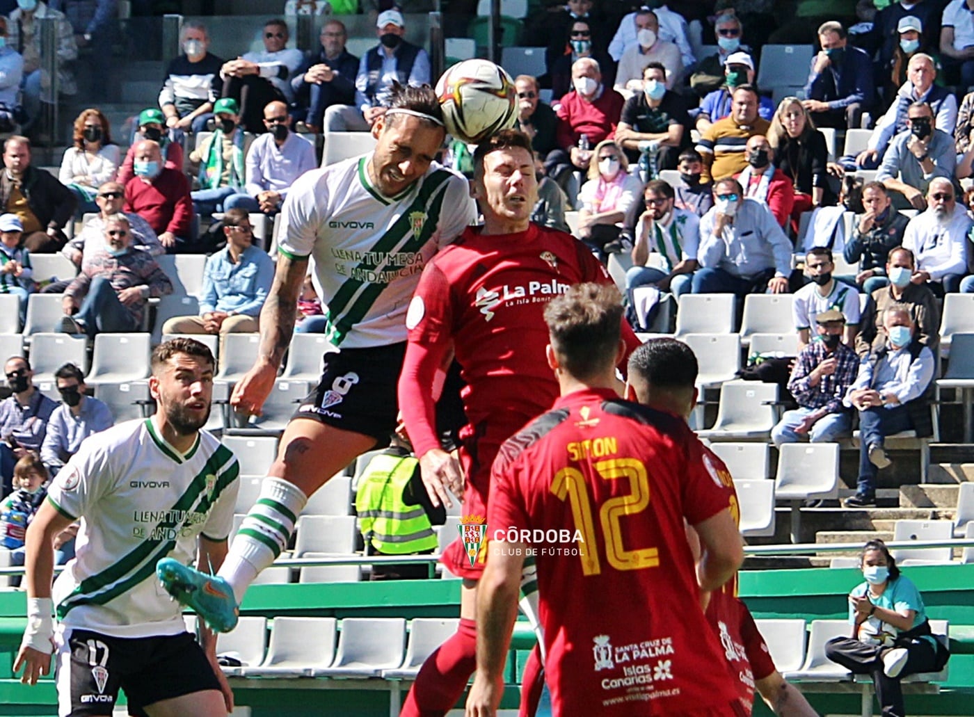 Gudelj cabeceando un balón a portería.