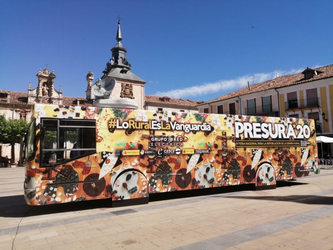 El autobús de la despoblación llega a Paredes de Nava