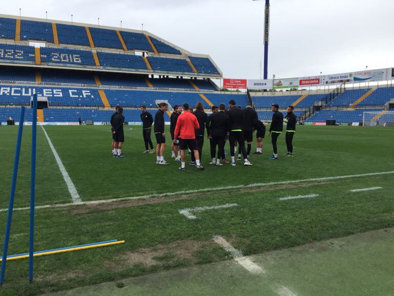 Los jugadores de la primera plantilla sobre el césped del Rico Pérez