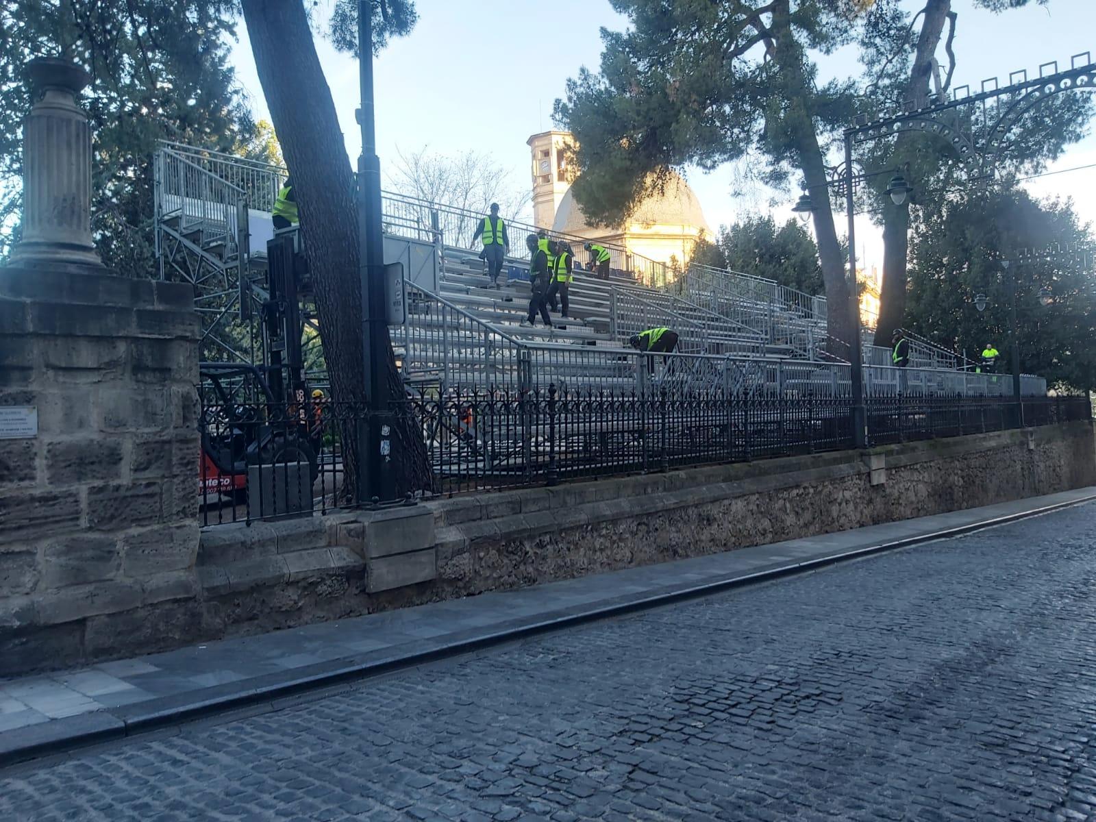Los operarios trabajando en la mañana de este miércoles en la instalación de la tribuna en La Glorieta de Alcoy.