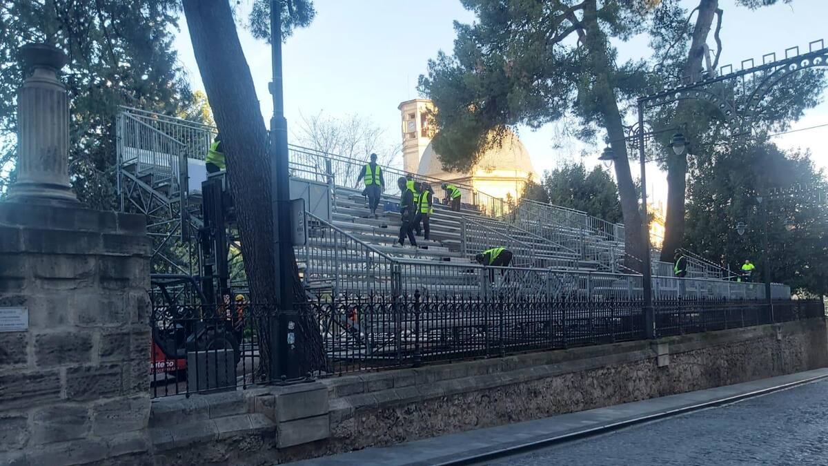 La Asociación de San Jorge inicia la instalación de las tribunas para las Entradas de Alcoy