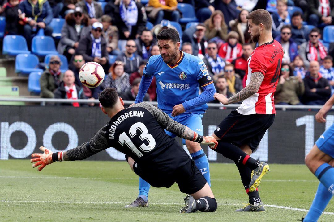 Jorge Molina intenta disparar ante la defensa del Athletic.