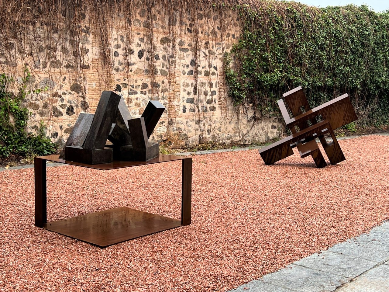 &#039;Zazpiak&#039;, escultura de Jorge Oteiza (1970-2001); izquierda, &#039;Cabeza XIX&#039; de Arturo Berned, (2019)