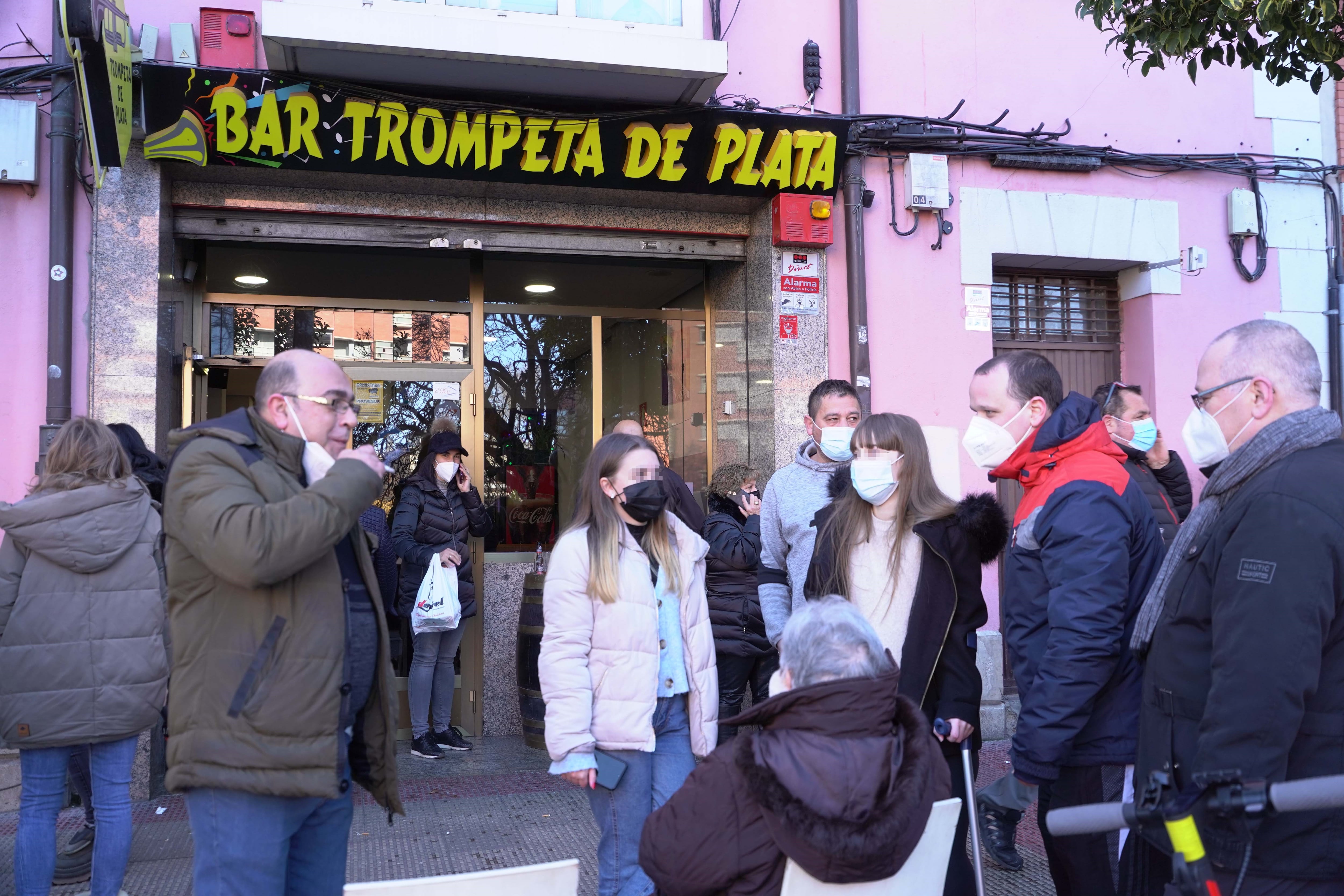 Celebraciones  en el bar La Trompeta por el 41665, primer premio de la Lotería del Niño de 2022.