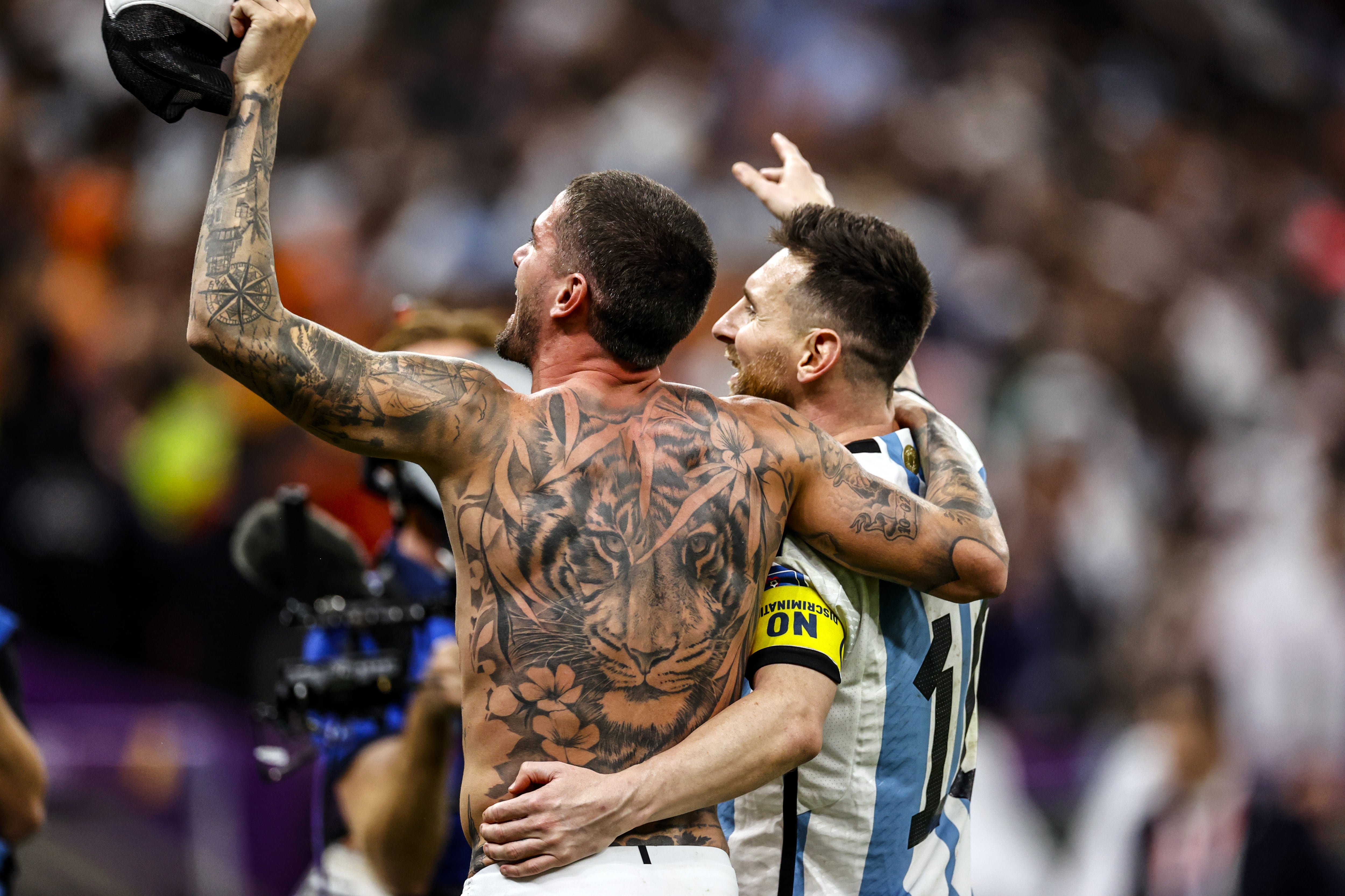 Rodrigo De Paul y Lionel Messi celebran el pase de Argentina a semifinales del Mundial de Qatar