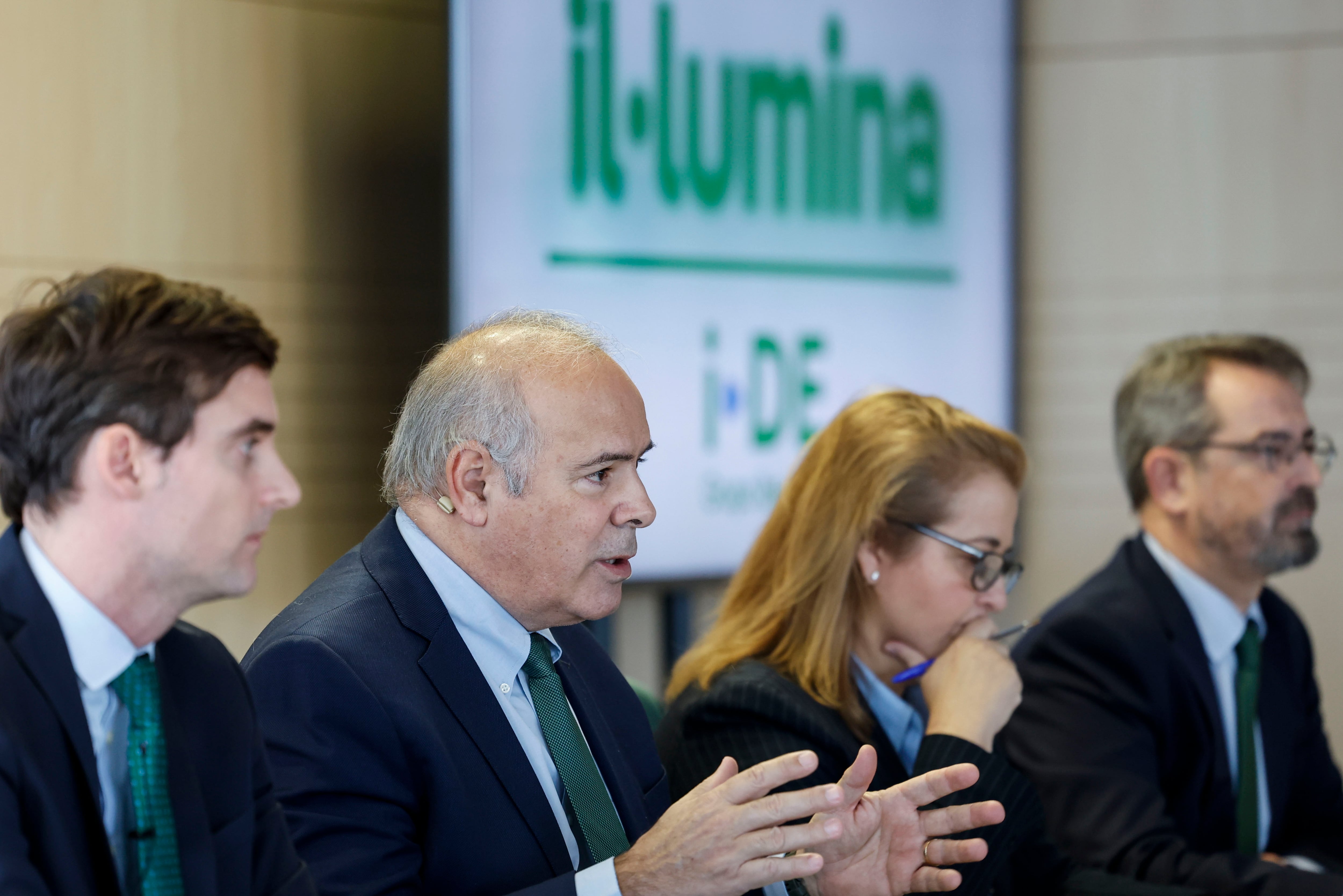 VALENCIA, 16/01/2025.- El consejero delegado de Iberdrola, Mario Ruiz-Tagle, presenta el plan de inversión para el rediseño de la infraestructura de distribución eléctrica en la zona afectada por la dana. EFE/Ana Escobar
