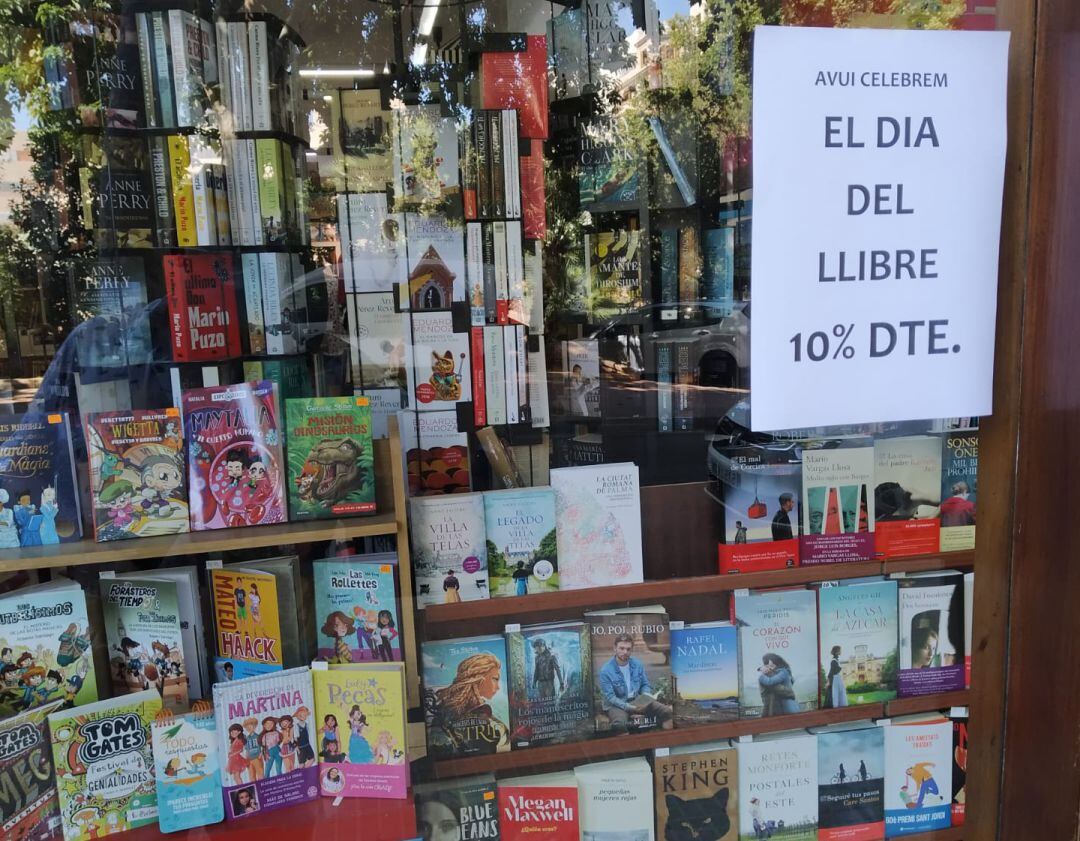 Escaparate de la librería Colom, en plaza de los Patines