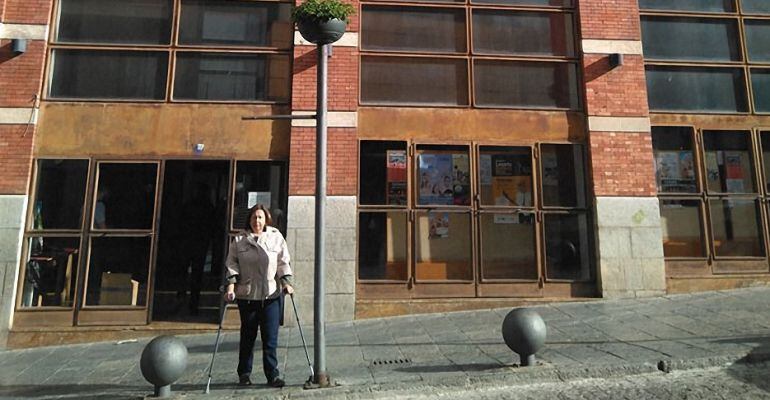 Fachada del teatro Darymelia con la presidenta de Fejidif, Pilar Martínez.