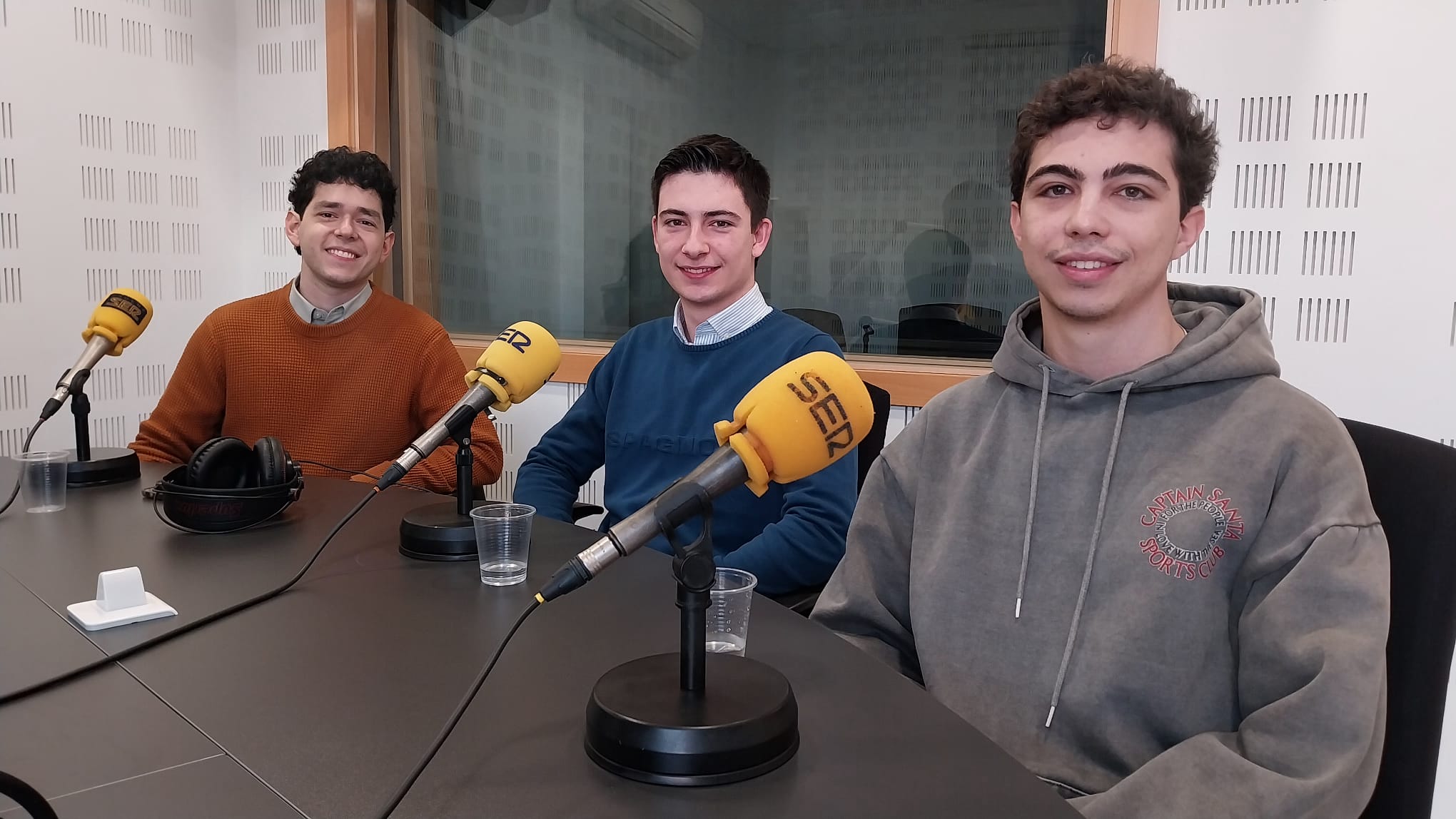 Axel Patiño, director del proyecto S-ART, Javier Aragón, líder del equipo de estructuras, y Javier Ruiz, vicepresidente de la Asociación aeroespacial Cosmos.