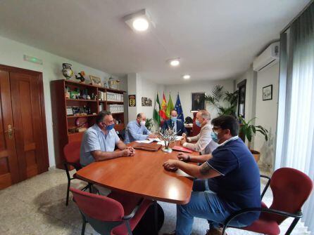 Momento  de la firma del contrato, entre Ayuntamiento de Bedmar y representantes de la empresa, para la construcción de las naves industriales para Plastbed