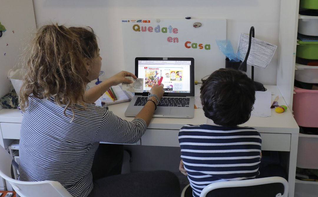 Un niño sigue las tareas escolares durante el confinamiento. 