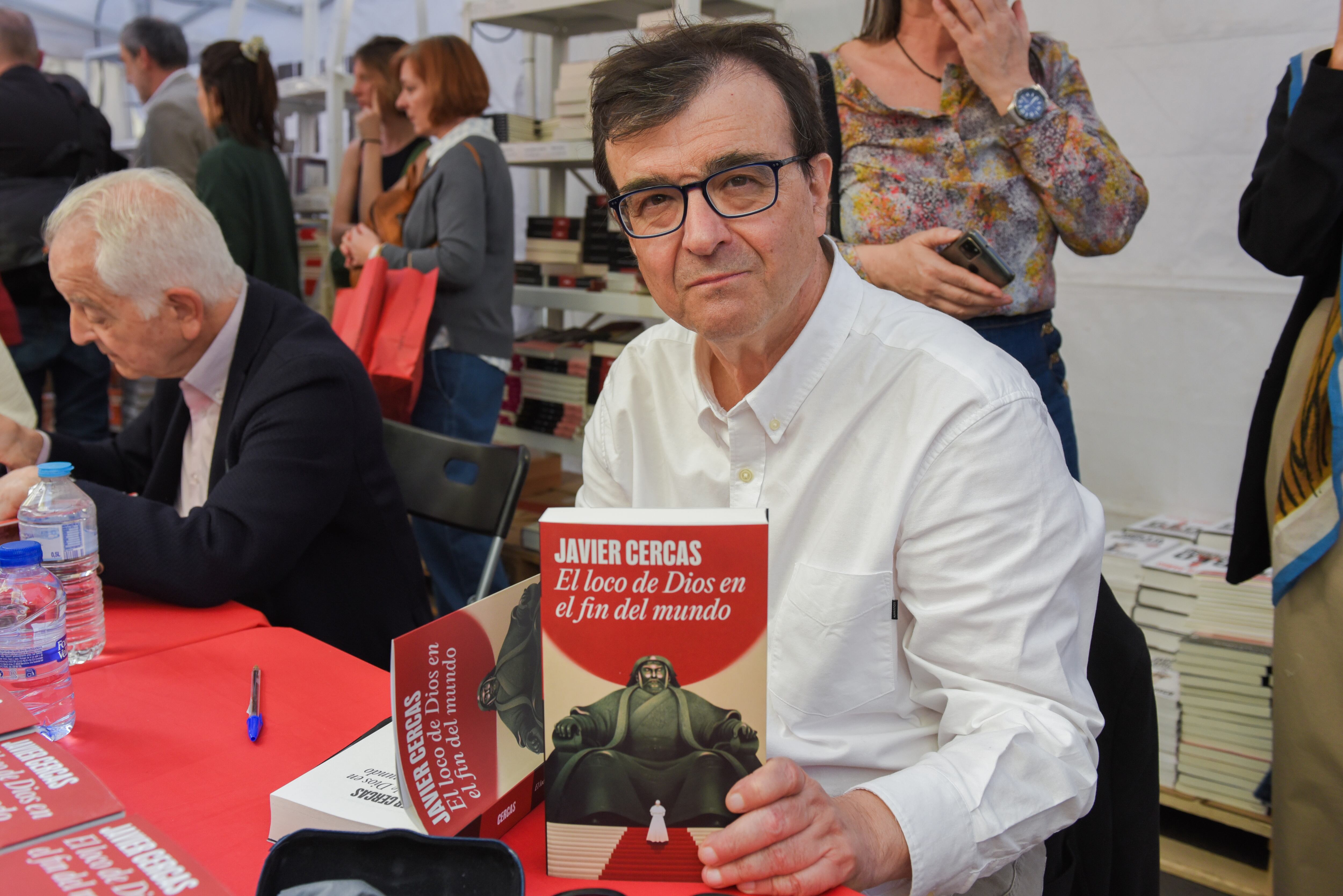 El escritor Javier Cercas con uno de sus libros en el día de Sant Jordi