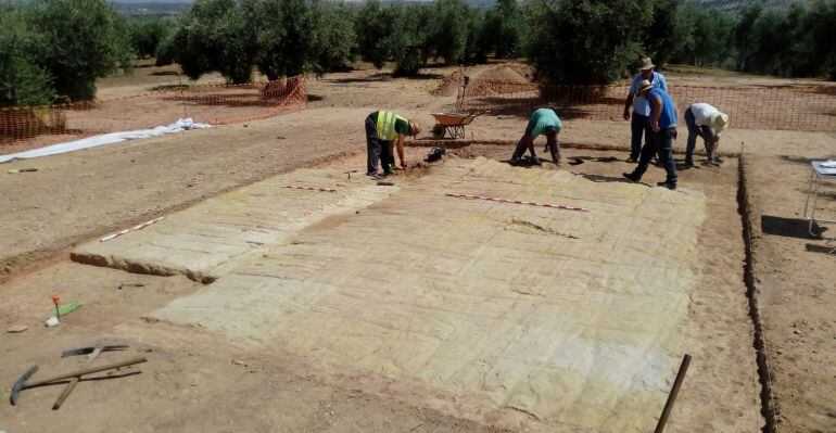 Trabajos arqueológicos iniciales de delimitación del templo junto al Ianus Augustus.