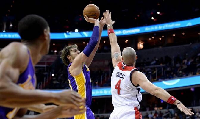 Pau Gasol tira a canasta ante Marcin Gortat