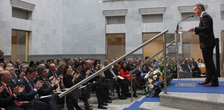 GRA260. BILBAO, 19/10/2015.- El lehendakari Iñigo Urkullu (d), recibe el aplauso de los asistentes durante su discurso en el acto de apertura del año judicial en el País Vasco, que coincide con la inauguración de la reunión anual de presidentes de tribunales superiores de Justicia. EFE/Luis Tejido ***POOL***