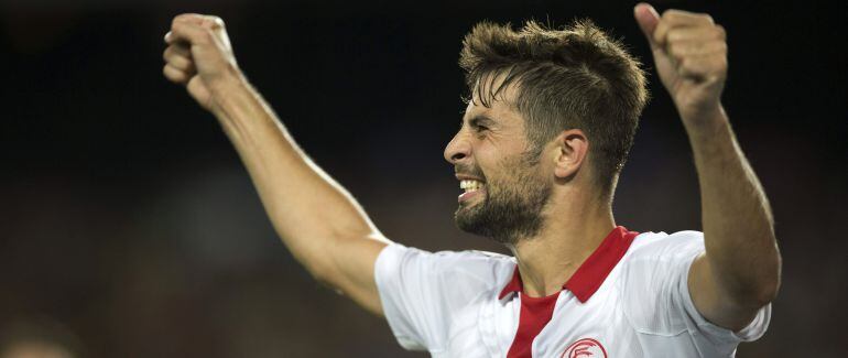 Coke Andújar celebrando un gol con su antigua camiseta