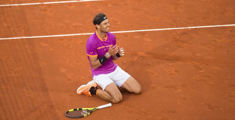 Nadal, de rodillas sobre la tierra de Madrid tras ganar a Thiem