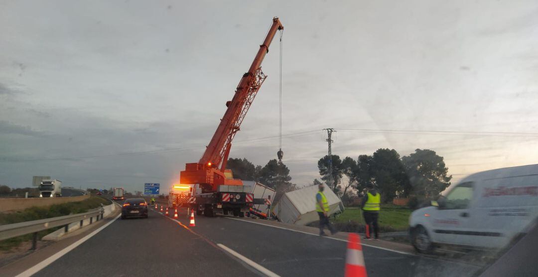 Imagen del vuelco de dos camiones en la A-4, en la tarde de este viernes