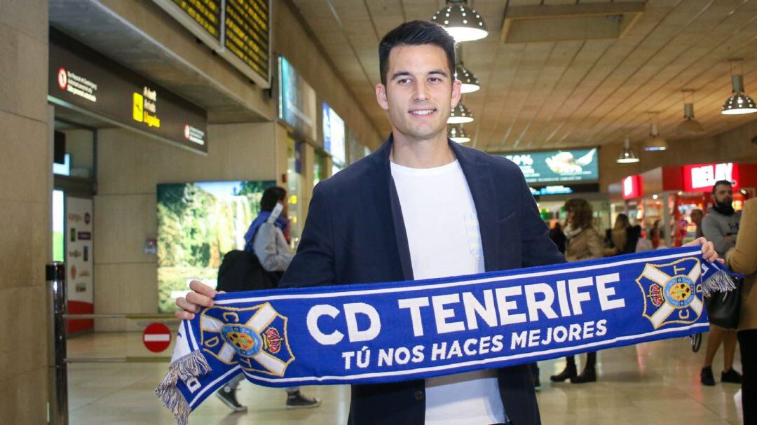 El nuevo jugador blanquiazul a su llegada al aeropuerto de Los Rodeos