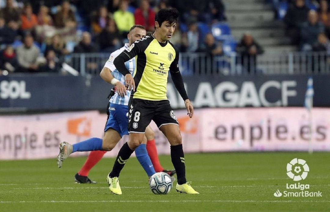 Borja Lasso controla un balón en La Rosaleda