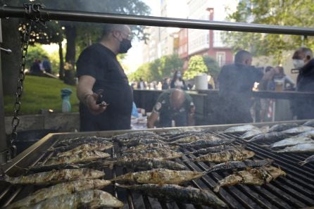 Un hombre asa sardinas por la festividad de San Juan, a 23 de junio de 2021, en A Coruña, Galicia (España).