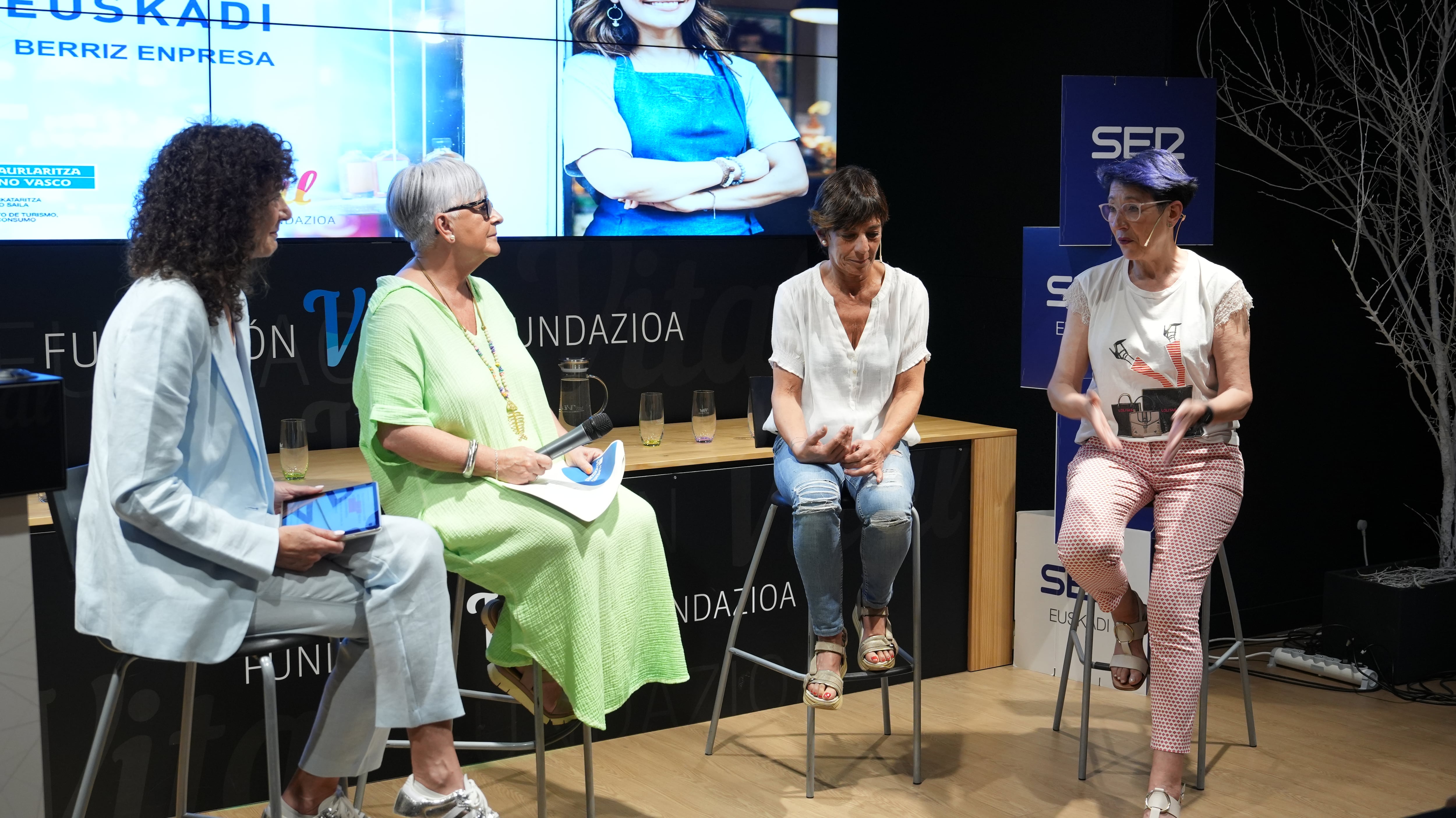 Lourdes Ansotegi y Ángela de la Hoz en los Encuentros SER Euskadi &#039;Berriz enpresa&#039; de Vitoria
