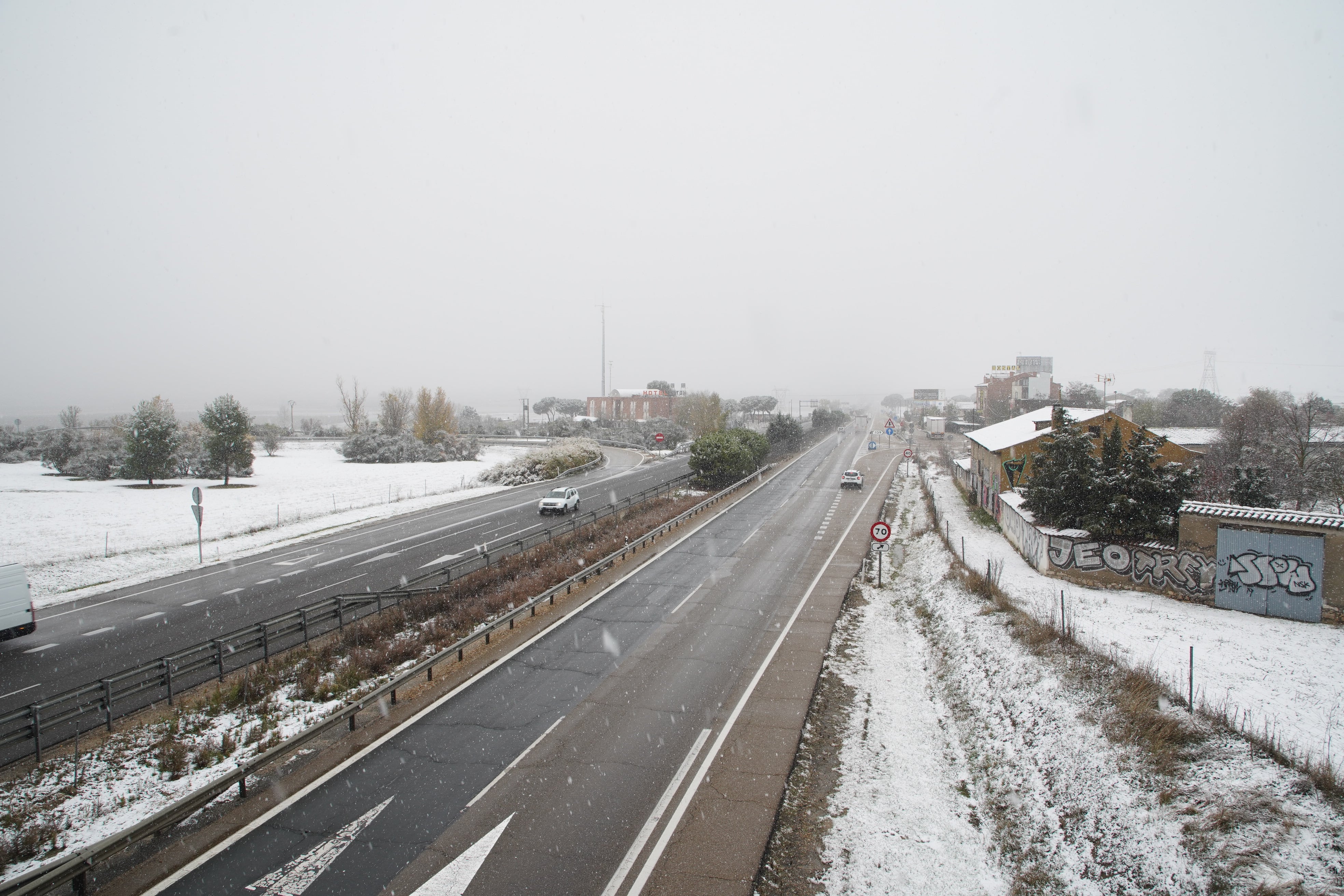 Nieve en la A-62 en el término municipal de Geria