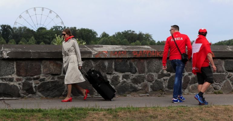 Un fan de Suiza y otro de Serbia caminan por las calles de Kaliningrado