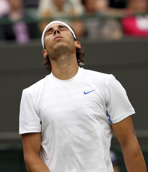 El tenista español Rafael Nadal se lamenta tras perder un punto contra el luxemburgués Gilles Muller durante su partido de tercera ronda del torneo de Wimbledon 2011