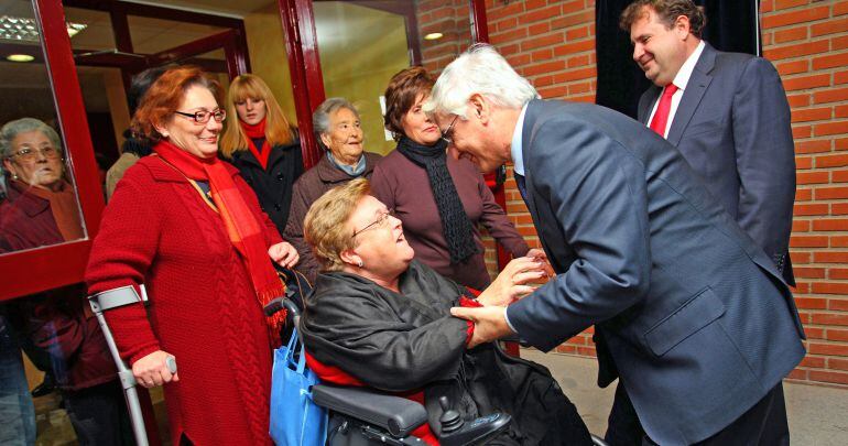 María Ángeles Buendía, en silla de ruedas, junto con el ex presidente regional José María Barreda en la inauguración de la &#039;Casa Solidaria&#039; en Tarancón