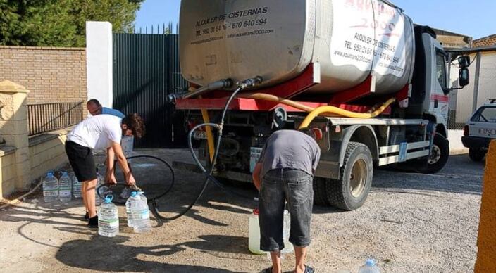 Imagen de archivo de cubas de agua abasteciendo a municipios afectados por la sequía / Fernando González