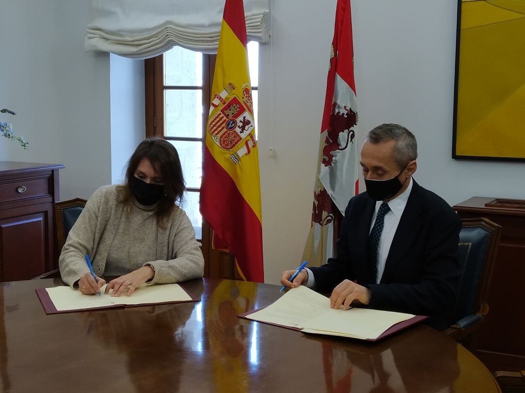 La consejera de Educación, Rocío Lucas y el resposnable de la Noroeste de Endesa, Miguel Temboury firman el acuerdo de entrega de equipos informáticos